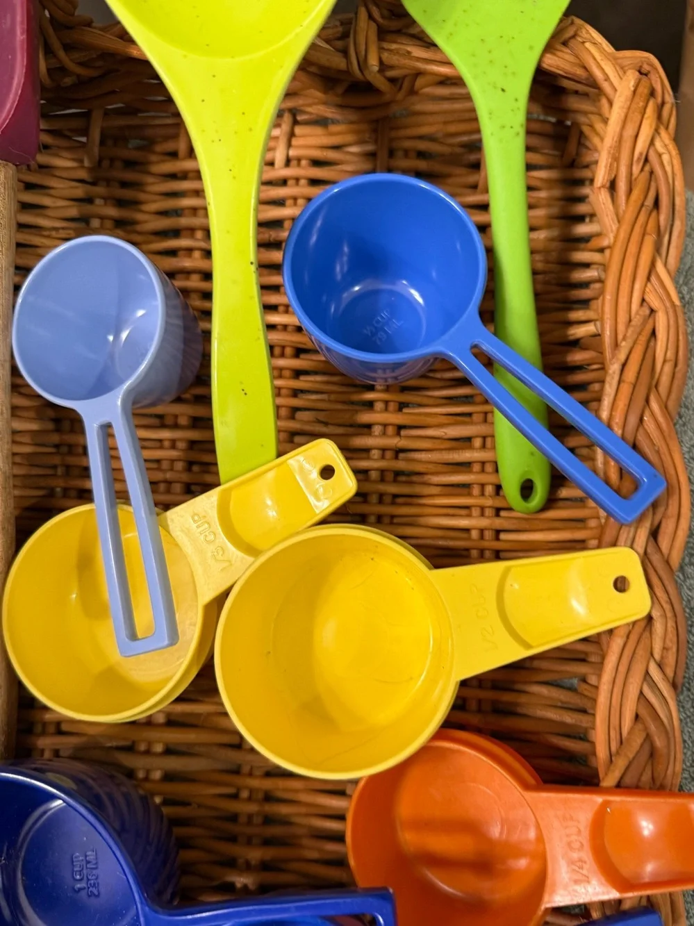 Kitchen Utensil & Measuring Cup Bundle Lot